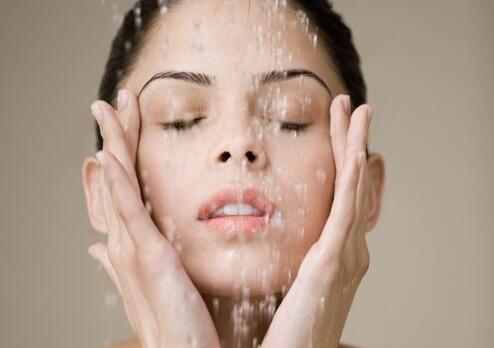 用母乳洗臉好嗎？母乳分析儀為您解答